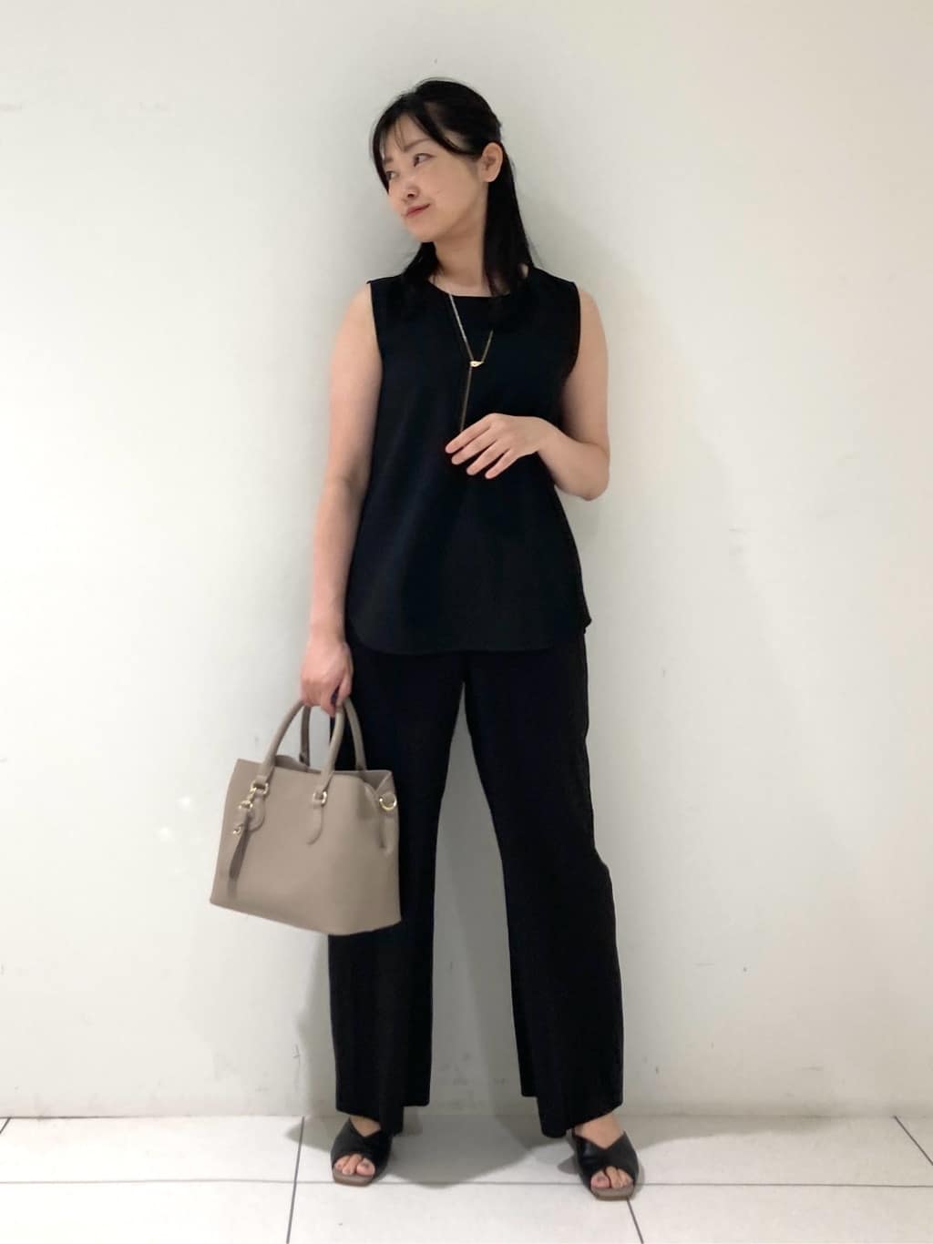momokoさんの「INDIVI｜【褒められパンツ／洗える／ウエストゴム】ワイドタックパンツ」を使ったコーディネート