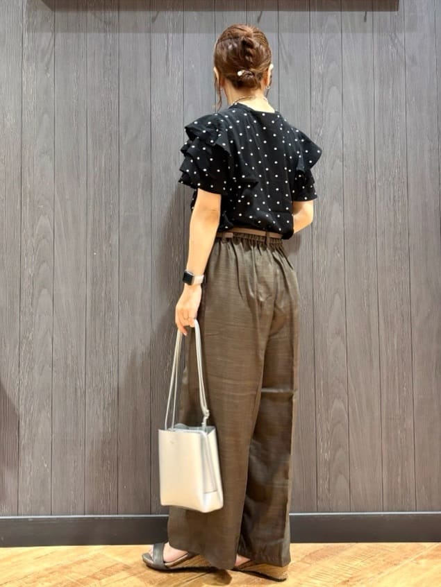 meiさんの「SHOO･LA･RUE｜【無地/ドット柄】お袖フリルが華やぐ きれいめブラウス」を使ったコーディネート