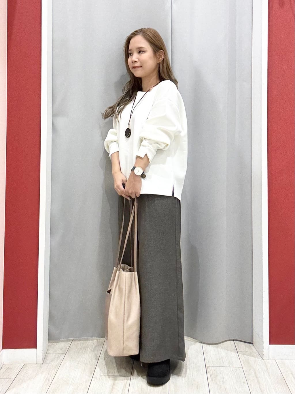 shioさんの「SHOO･LA･RUE｜【S-LL】大人のデイリースタイルに お袖タック フェイクパール付きトップス」を使ったコーディネート