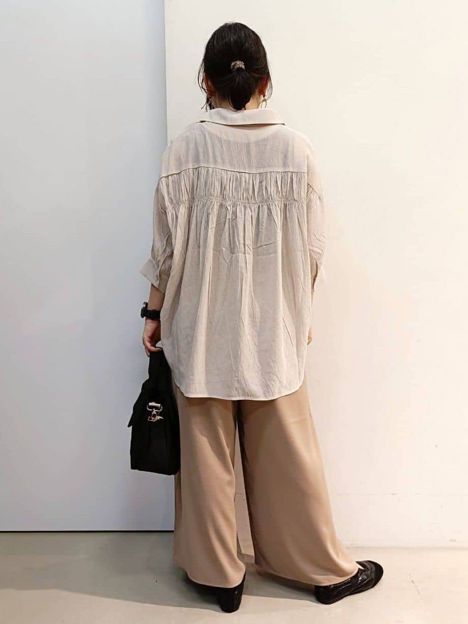 あんさんの「THE SHOP TK｜後ろギャザーシアーシャツ【体型カバー／洗える】」を使ったコーディネート
