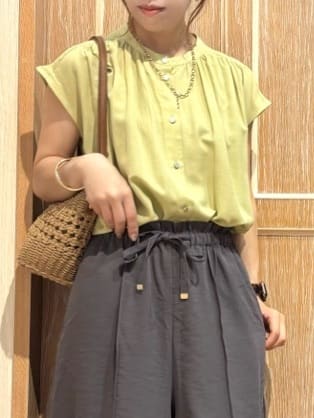 meiさんの「SHOO･LA･RUE｜【S-LL/洗濯後しわになりにくい】上品にきれい見え スラブギャザーブラウス」を使ったコーディネート