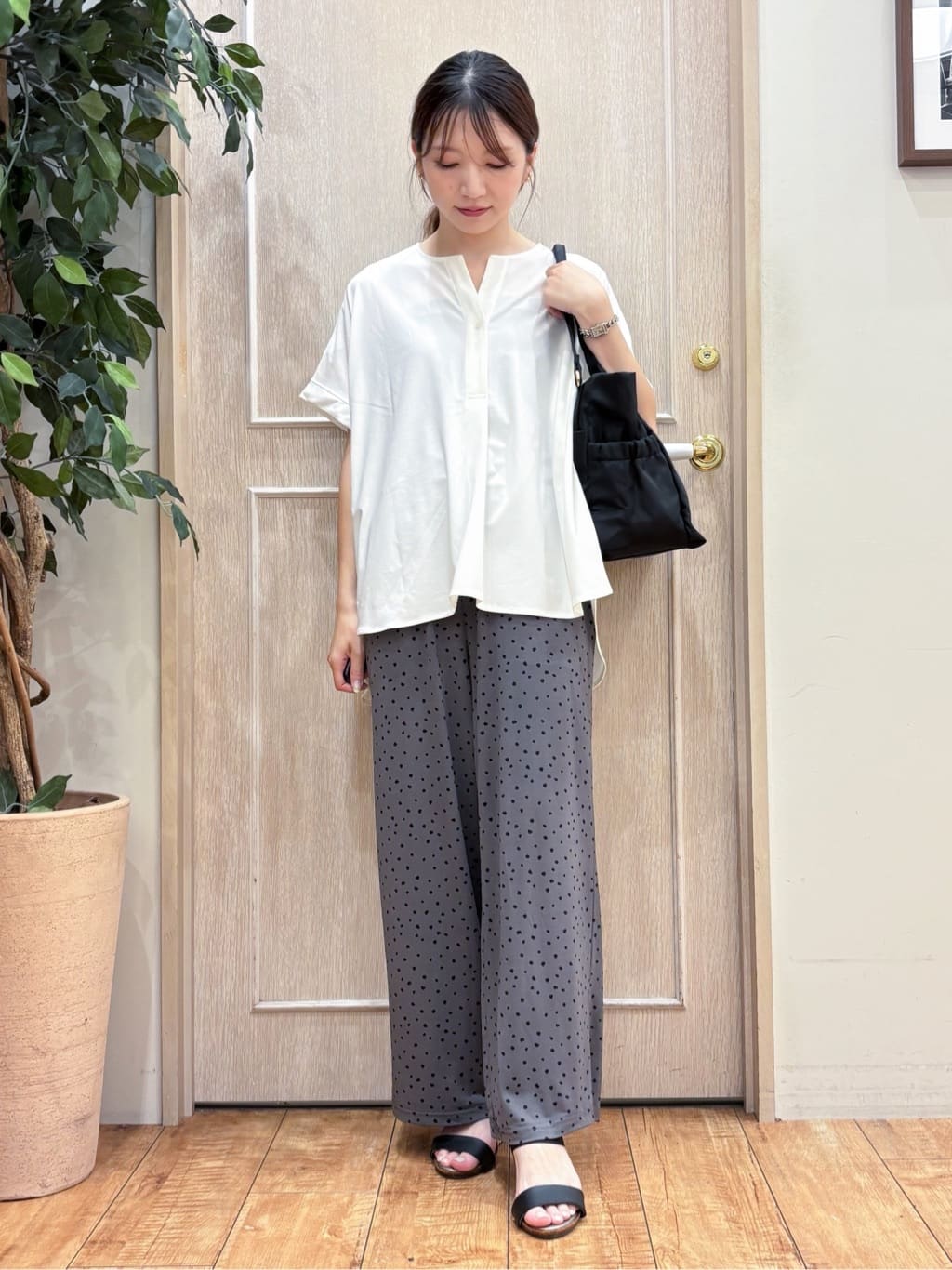 なみさんの「SHOO･LA･RUE｜【S-LL】さらりとしたタッチが上品見え ワンボタンデザイン トップス」を使ったコーディネート