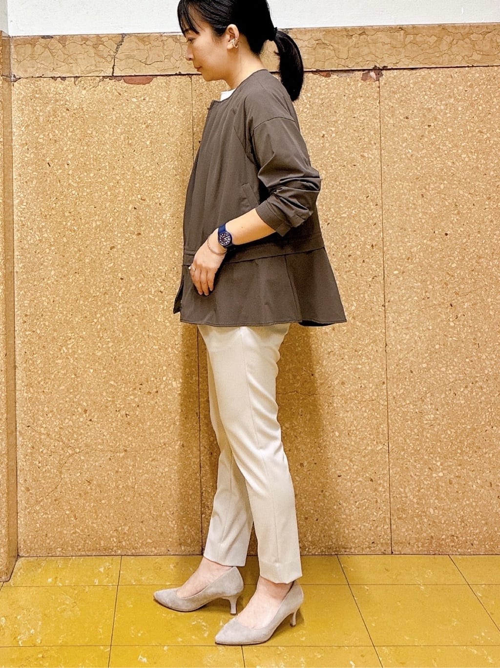 hattoriさんの「INDIVI｜人気NO.1【褒められパンツ／高ストレッチ／ウエストゴム】タックテーパードパンツ」を使ったコーディネート
