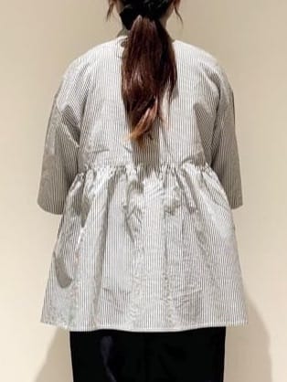 Liriさんの「Dessin｜【洗える／体型カバー】バンドカラーペプラムブラウス」を使ったコーディネート