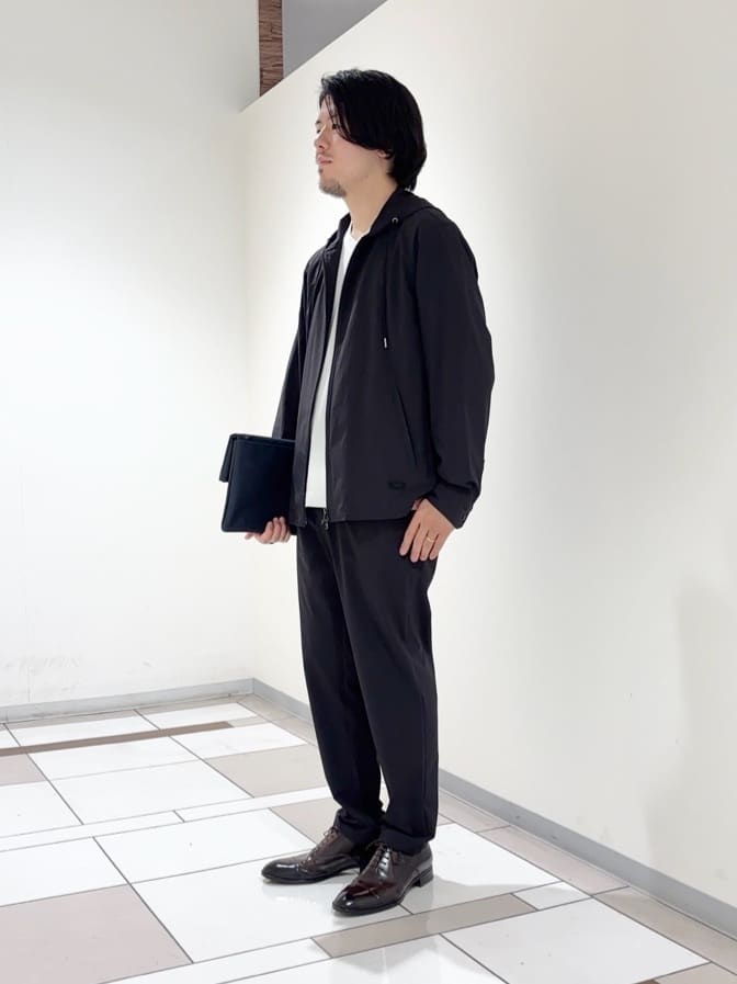 及川さんの「TAKEO KIKUCHI｜【3D ナイロン ストレッチ】ジップアップ フードブルゾン」を使ったコーディネート
