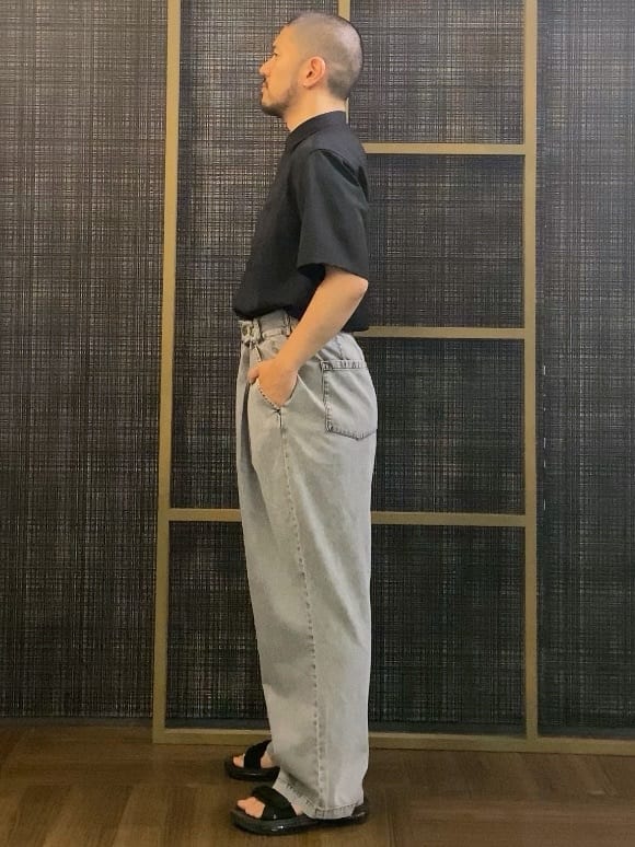 くらさんの「THE SHOP TK｜ツータックワイドデニムパンツ」を使ったコーディネート