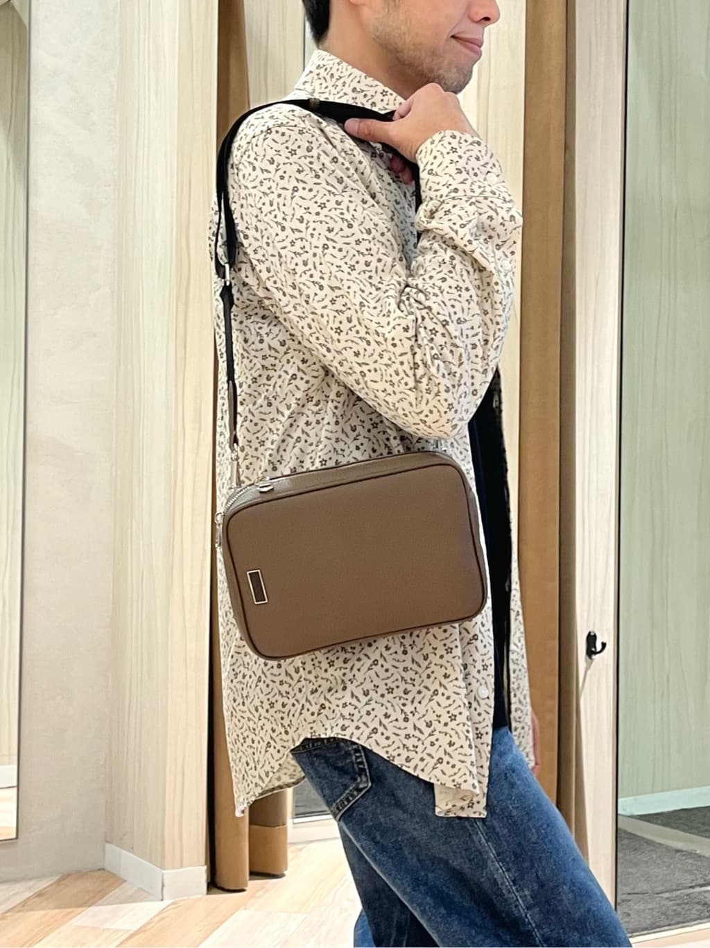 URAさんの「TAKEO KIKUCHI｜クールマックス 鹿の子 フラワープリントシャツ」を使ったコーディネート