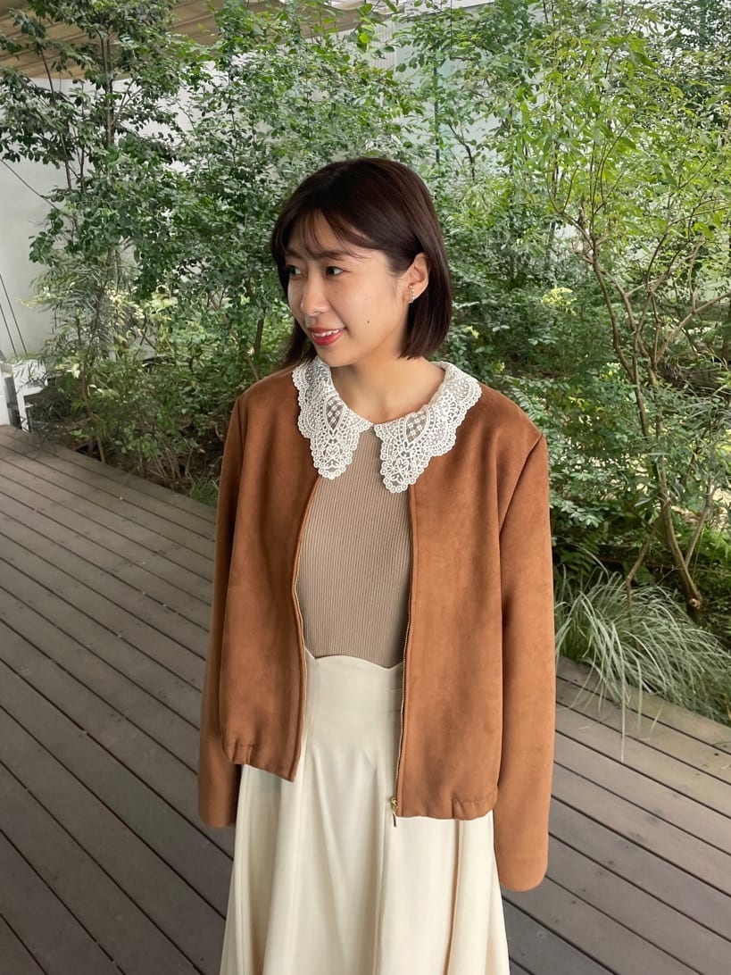 abeさんの「Couture brooch｜【通勤・大人上品】スエード調ダンボール ノーカラージャケット」を使ったコーディネート