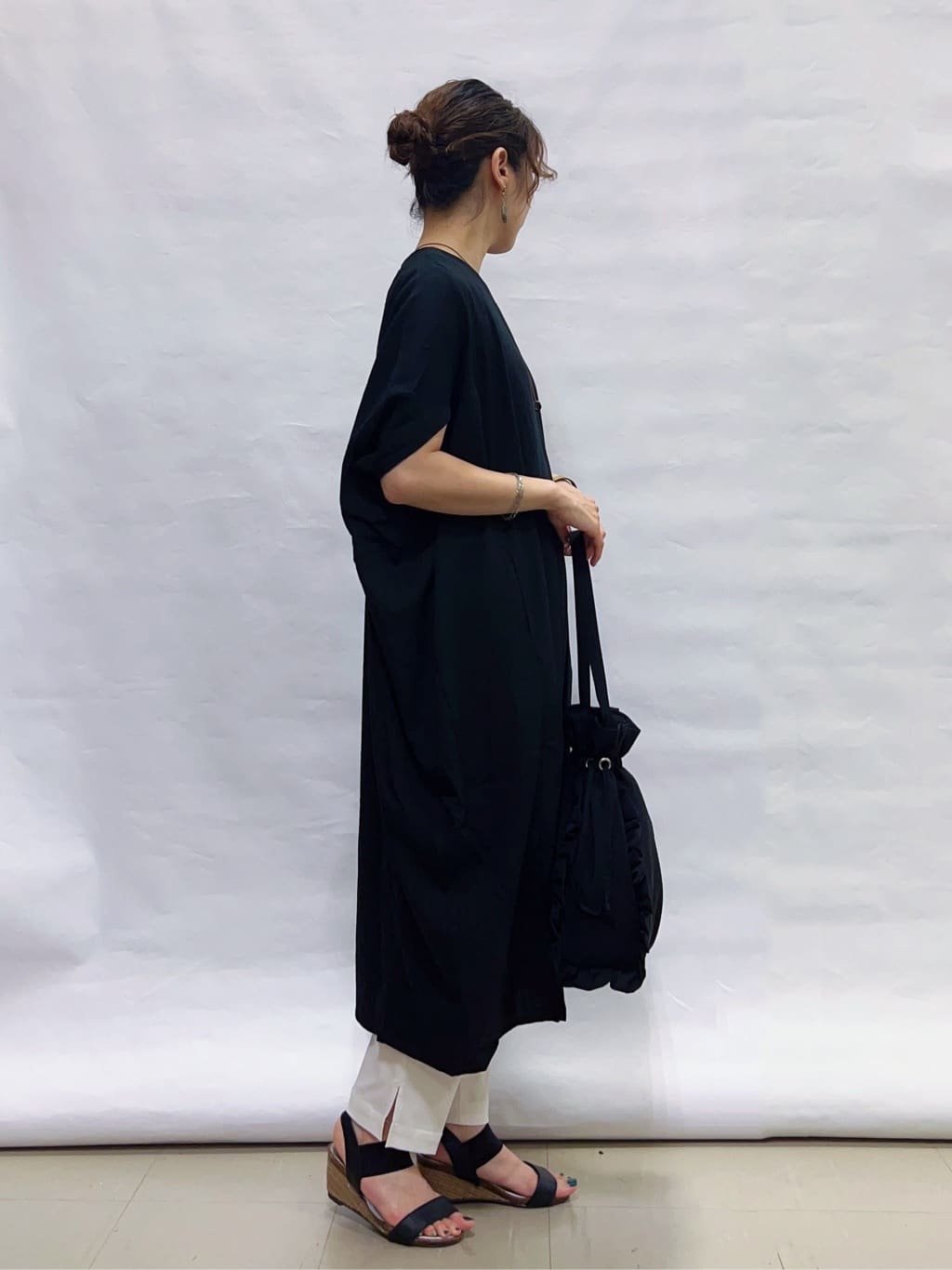 まっつんさんの「SHOO･LA･RUE｜【S-LL】楽にサマ見え コクーンシルエットの涼やかワンピース」を使ったコーディネート