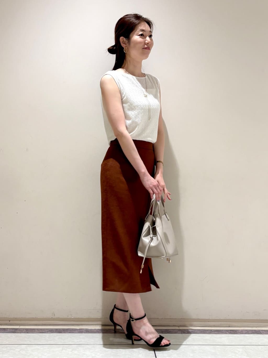 sakiさんの「COUP DE CHANCE｜【手洗い可／日本製】ノースリーブトップス」を使ったコーディネート