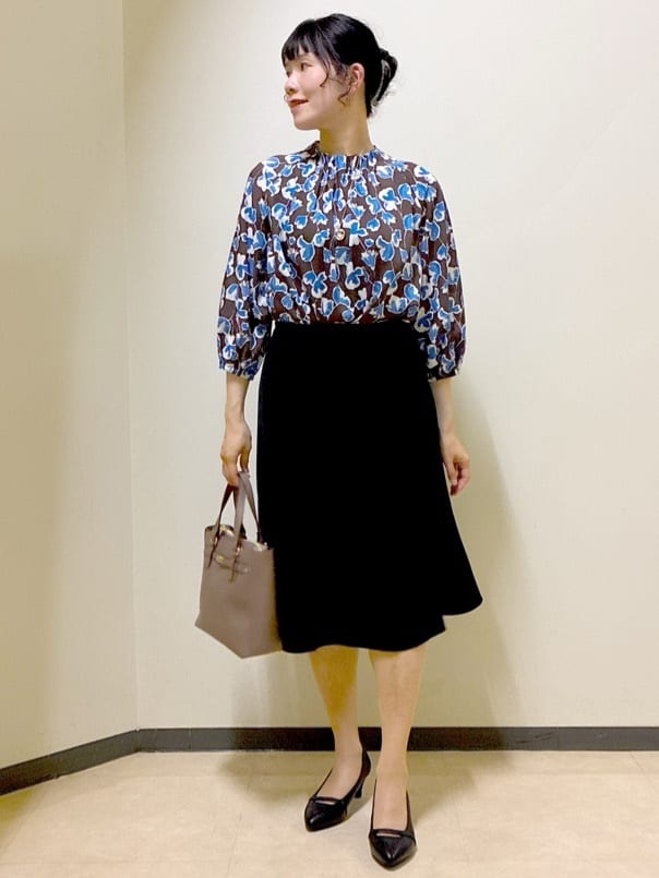  beni_gingerさんの「Reflect｜【ジャケットのインナーにおすすめ◎】花柄タックデザインブブラウス」を使ったコーディネート