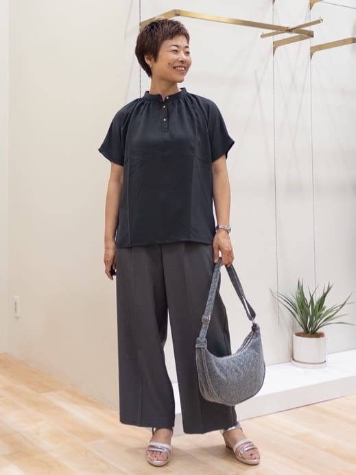 シュウコさんの「grove｜ロープベルトで差がつく 洗練リラックスパンツ」を使ったコーディネート