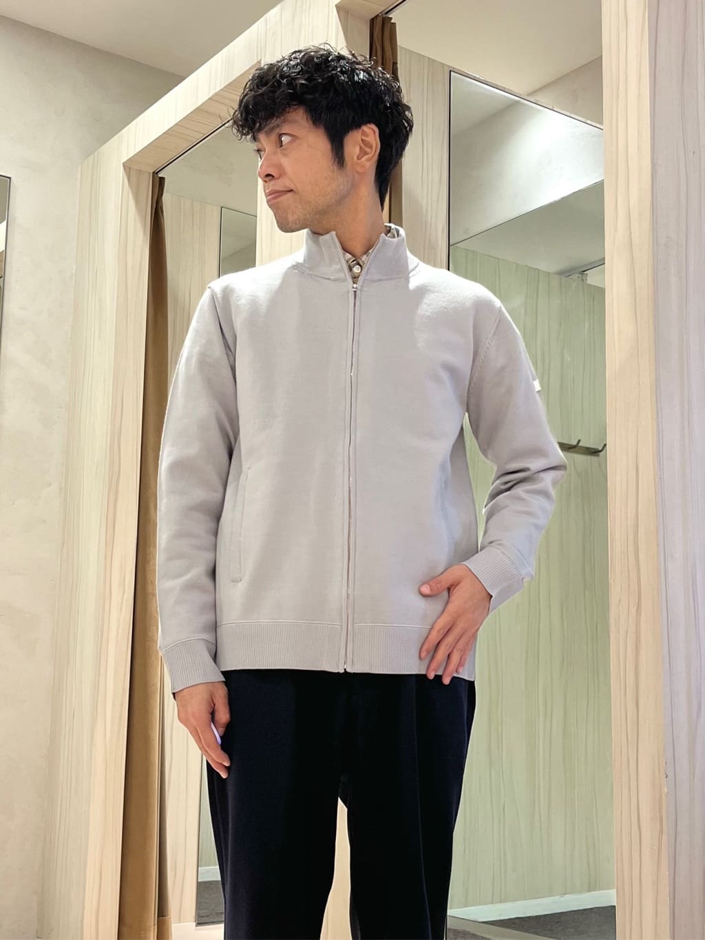 URAさんの「TAKEO KIKUCHI｜アンチピリング ジップアップ ニット」を使ったコーディネート