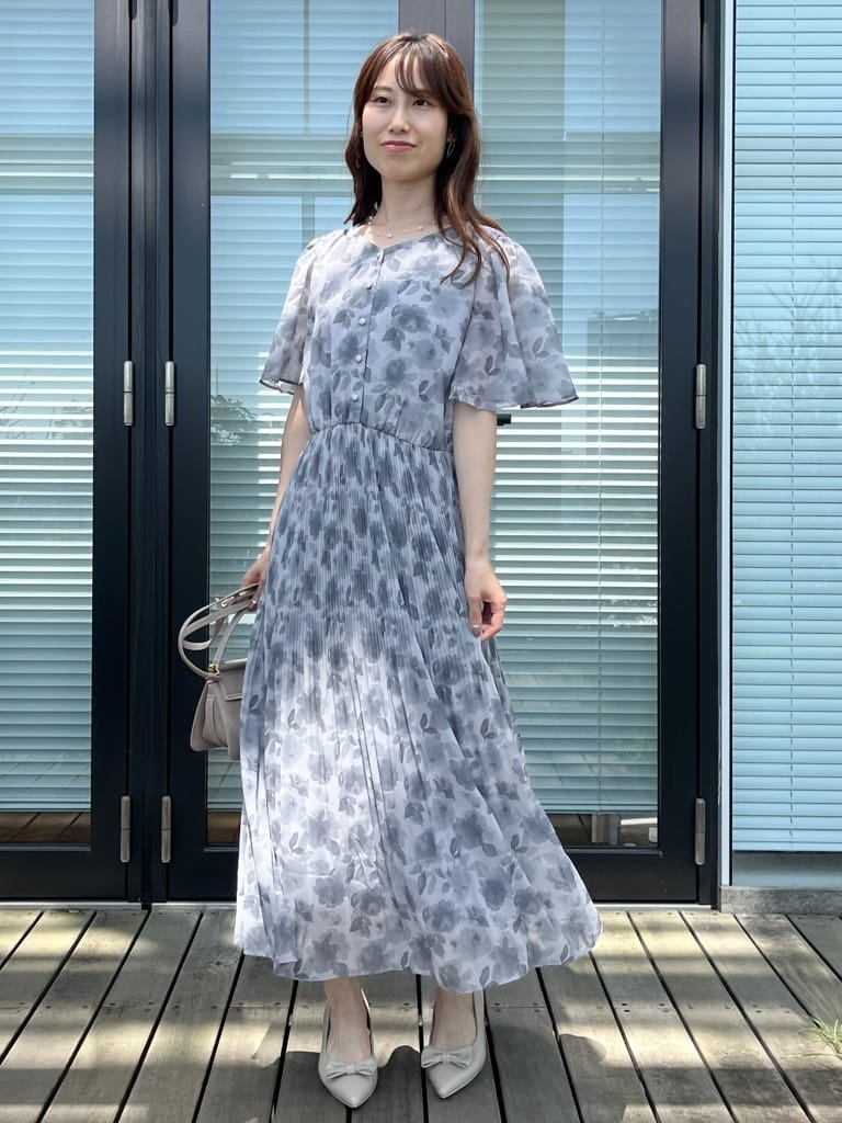 はばさんの「Couture brooch｜【二の腕カバー・楽ちん・通勤】シフォンプリーツワンピース」を使ったコーディネート
