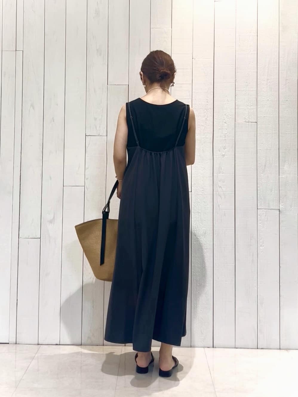 𝑹𝑶𝑴𝑰さんの「INDIVI｜【UVケア】エアリージョーゼット キャミワンピース」を使ったコーディネート