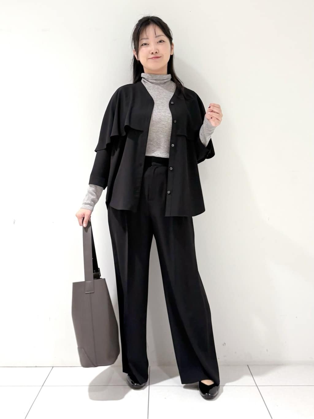 momokoさんの「INDIVI｜【羽織りとしても活躍！】ケープカラーブラウス」を使ったコーディネート