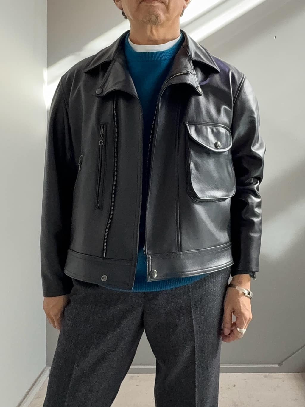 デザイナーTAKEman さんの「TAKEO KIKUCHI｜【Air Palette Knit】ワンポイント カラーニット プルオーバー」を使ったコーディネート