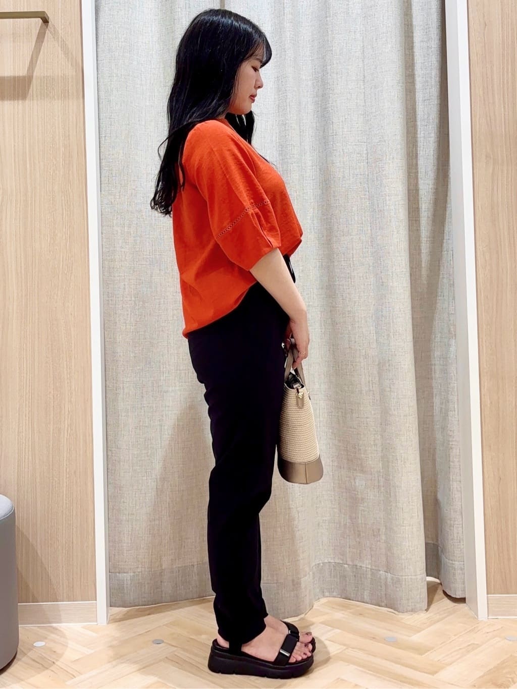 minamiさんの「grove｜キレイも動きやすさも　美脚見えハイパーストレッチパンツ」を使ったコーディネート