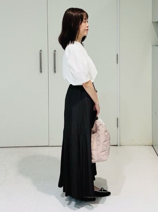 makiさんの「UNTITLED｜【吸水速乾/ストレッチ/Vネック】フォルムスリーブ ブラウス」を使ったコーディネート