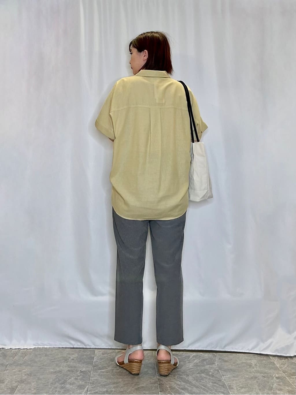 ネリさんの「SHOO･LA･RUE｜【S-LL/UV/接触冷感/抗菌防臭】体型を自然にカバー フレンチリネンブレンド襟付ドルマンシャツ」を使ったコーディネート