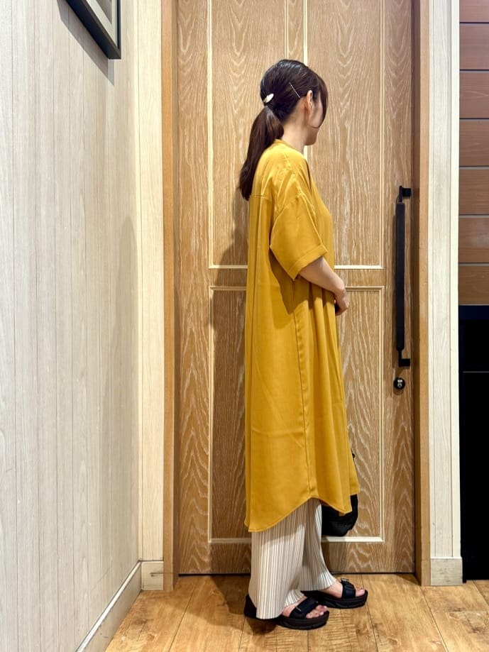 KAORIさんの「SHOO･LA･RUE｜【S-LL/洗濯後しわになりにくい/体型カバー】後ろ姿もサマになる バックレースアップチュニック」を使ったコーディネート
