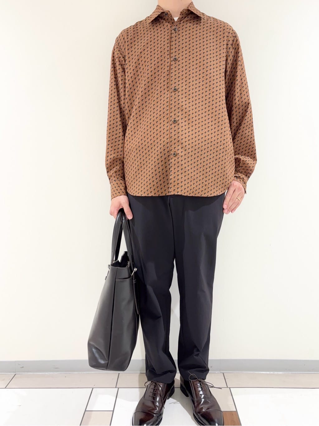 及川さんの「TAKEO KIKUCHI｜ボーラーハット柄 長袖シャツ」を使ったコーディネート