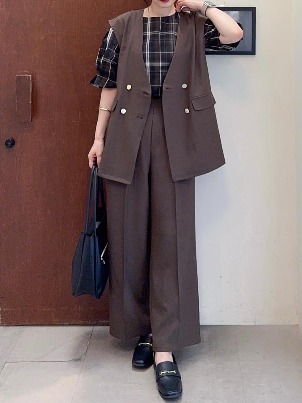 𝐇𝐢𝐫𝐨𝐦𝐢さんの「SHOO･LA･RUE｜【S-LL/5分袖】お袖タックできれいに魅せる 大人のチェックブラウス」を使ったコーディネート