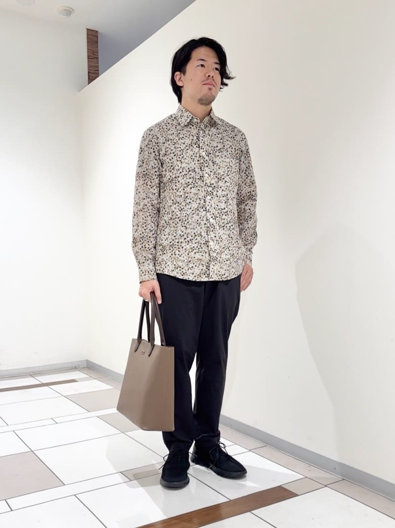 及川さんの「TAKEO KIKUCHI｜ストライプ小花 長袖シャツ」を使ったコーディネート