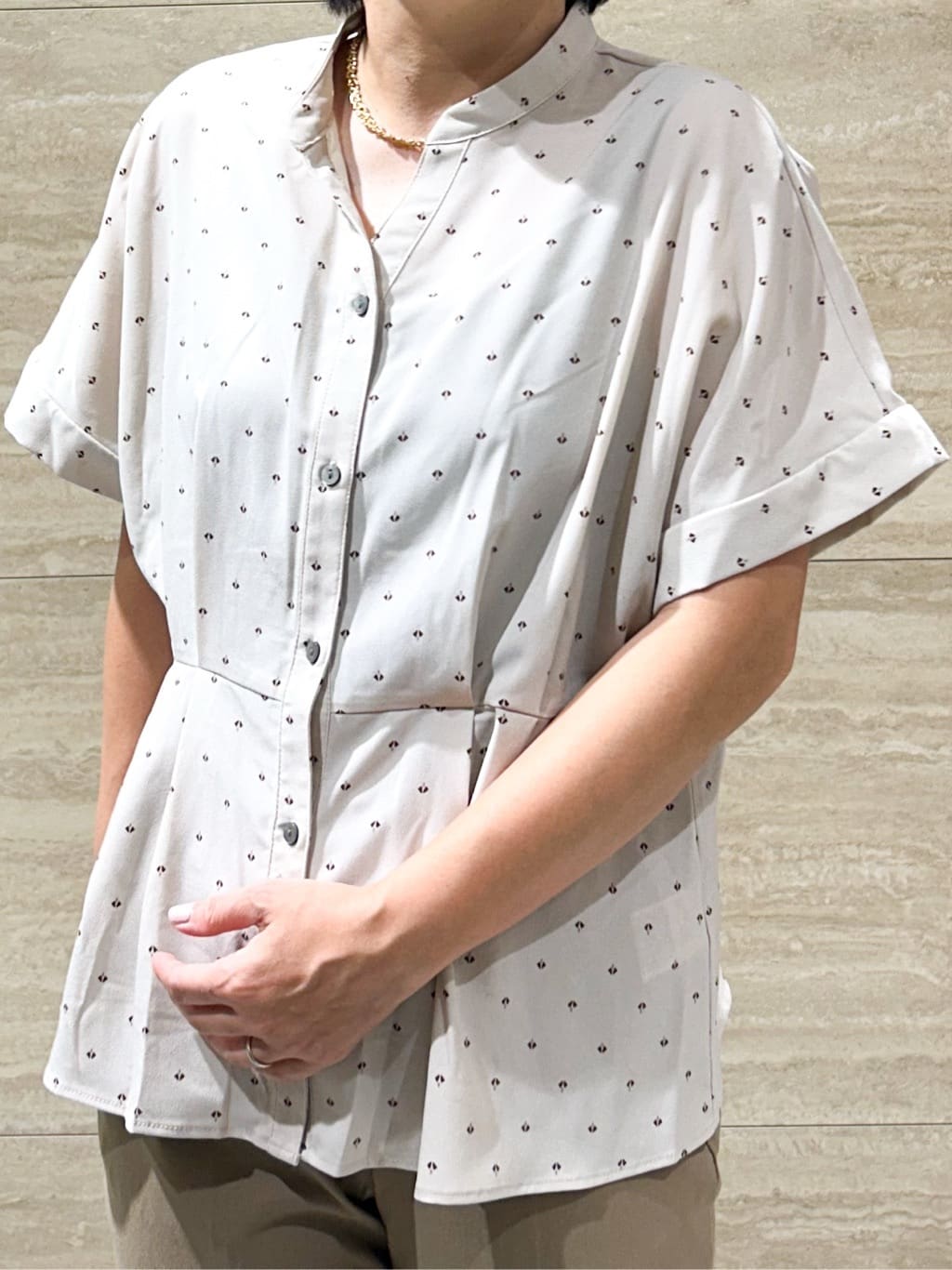 NAMIさんの「OPAQUE.CLIP｜プリントペプラムブラウス【洗濯機洗い可】」を使ったコーディネート