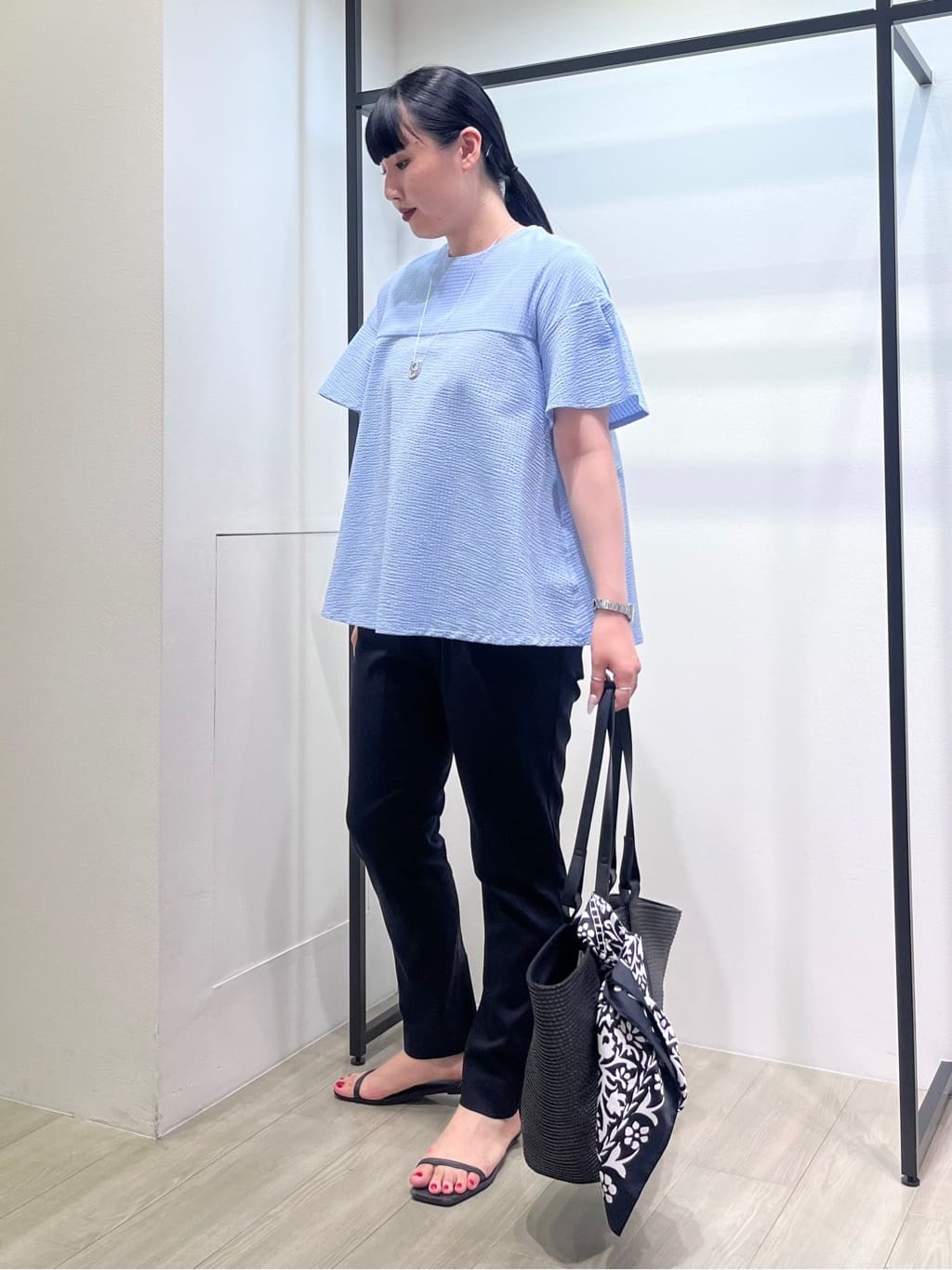 hasuさんの「INDIVI｜【90cm四方】ボタニカル柄大判スカーフ」を使ったコーディネート