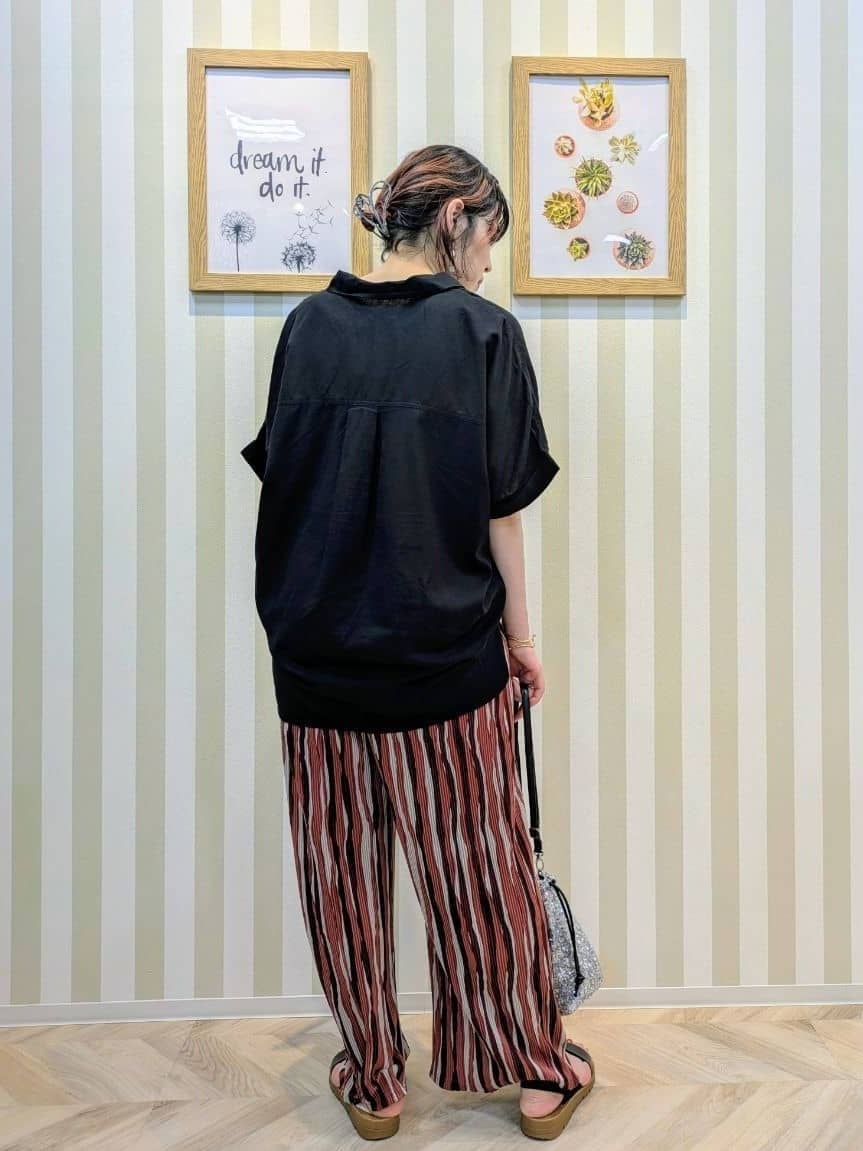 акiさんの「SHOO･LA･RUE｜【S-LL/UV/接触冷感/抗菌防臭】体型を自然にカバー フレンチリネンブレンド襟付ドルマンシャツ」を使ったコーディネート