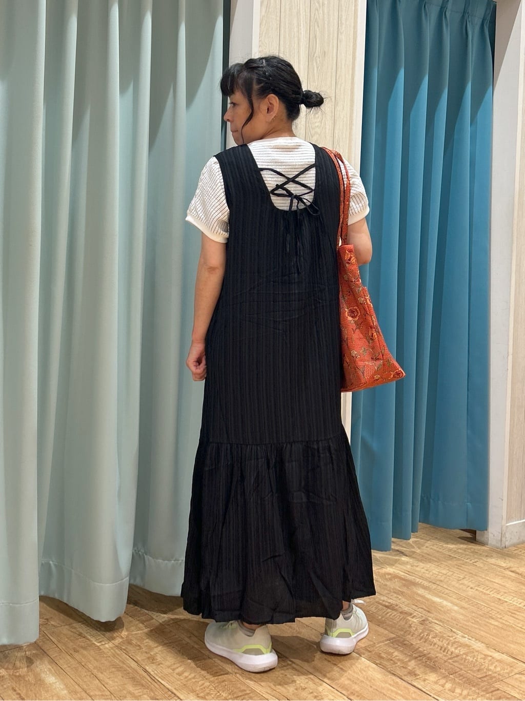 わかさんの「SHOO･LA･RUE｜【S-LL】後ろ姿も抜かりなく 1枚でサマ見え ティアードワンピース」を使ったコーディネート
