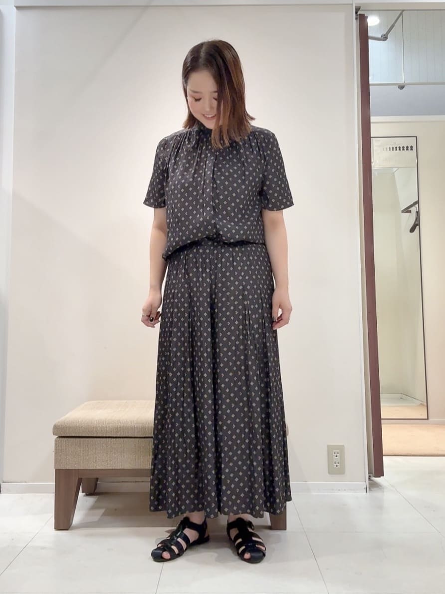 YUIさんの「UNTITLED｜【セットアップ可/リラクシー/通勤】スクエアジオメ柄ブラウス」を使ったコーディネート