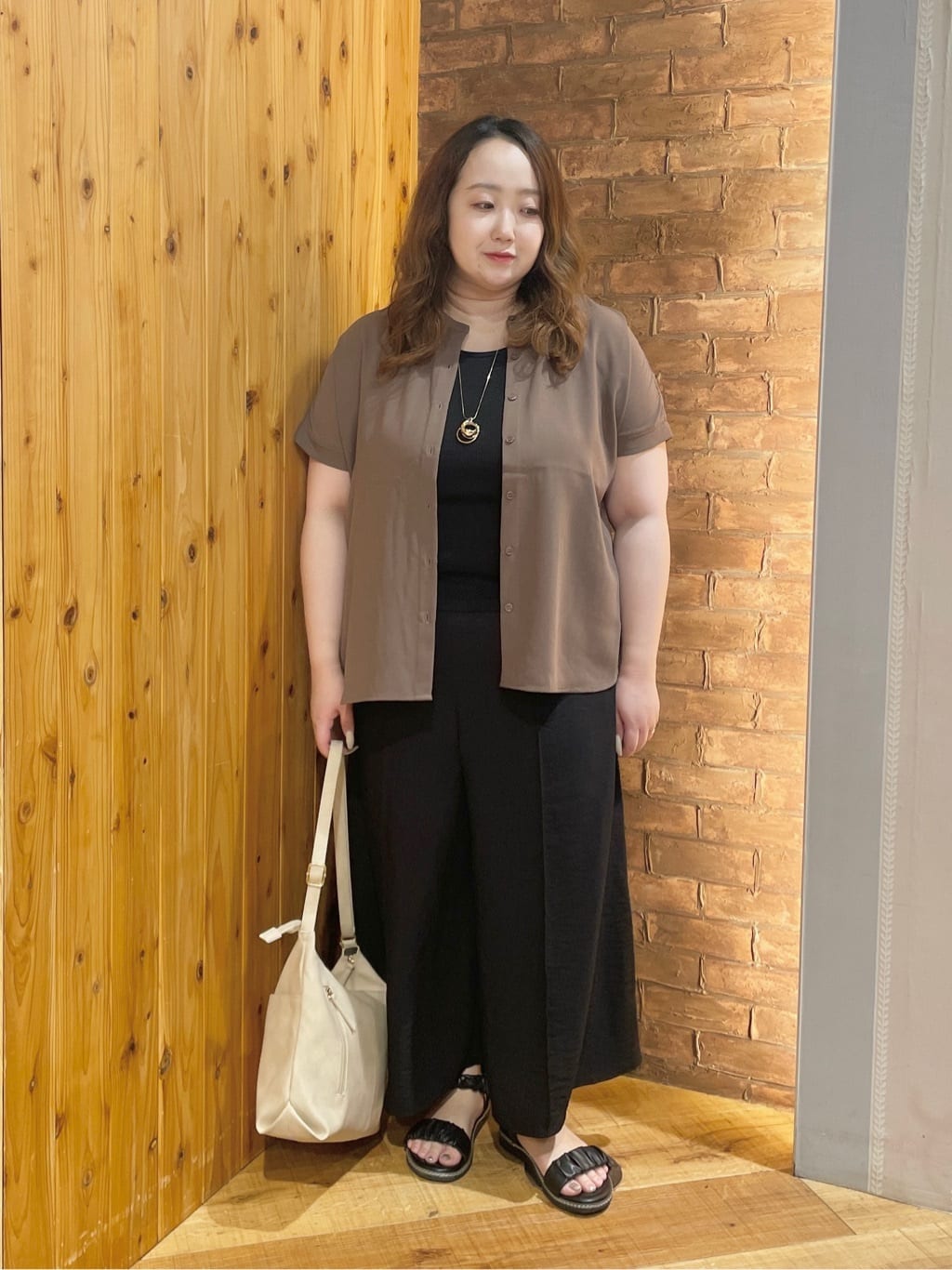 Risaさんの「SHOO･LA･RUE｜【洗える/プチプラ】大人の抜け感をプラスする バンドカラーシャツ」を使ったコーディネート