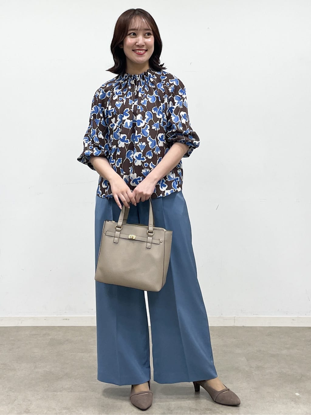 yukariさんの「Reflect｜【ジャケットのインナーにおすすめ◎】花柄タックデザインブブラウス」を使ったコーディネート