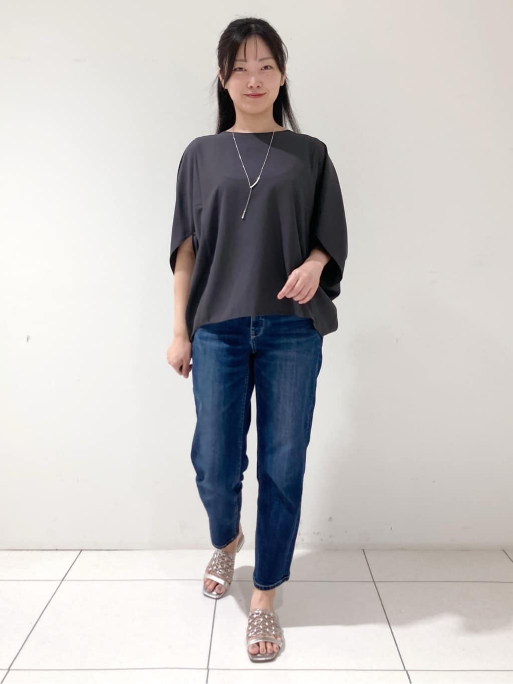 momokoさんの「INDIVI｜【体型カバー/SETUP可能】ジョーゼット　ドルマンブラウス」を使ったコーディネート