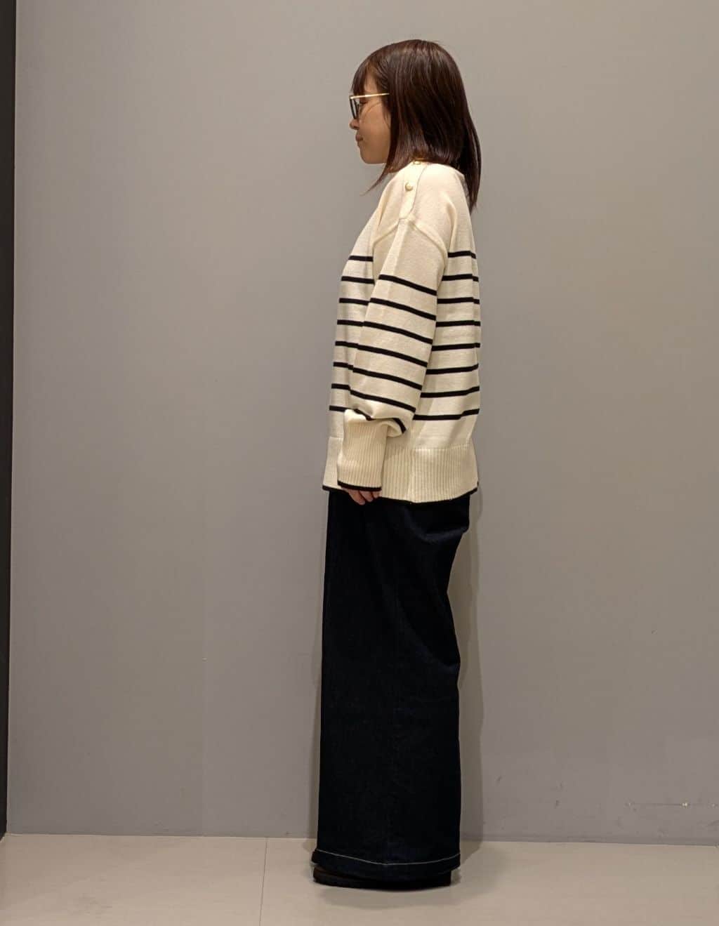yukaさんの「THE SHOP TK｜【インしないで着られる】金ボタン ハイネックニット/毛玉になりにくい/静電気防止/洗濯機OK」を使ったコーディネート