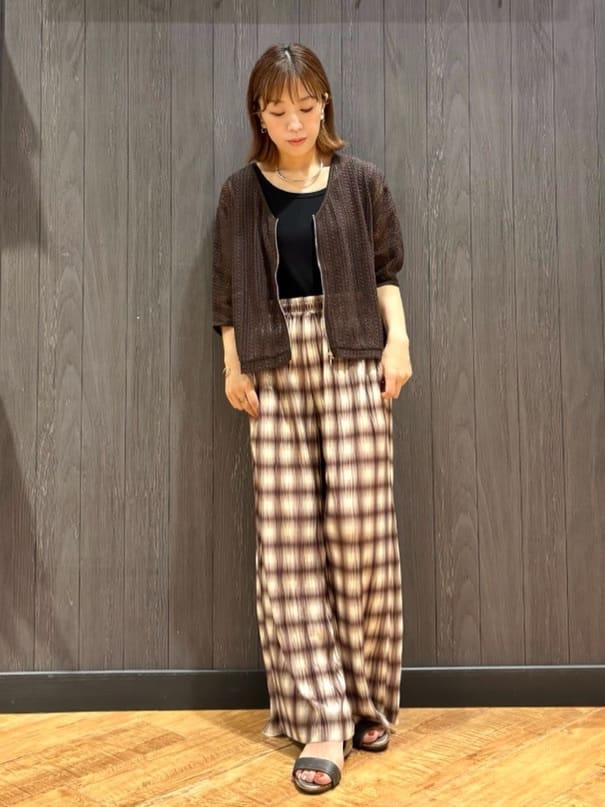 meiさんの「SHOO･LA･RUE｜【洗える/S-LL】季節の変わり目に 透かし柄が涼やか ジップブルゾン」を使ったコーディネート