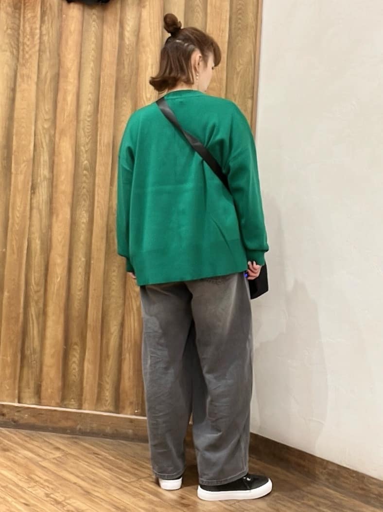 AiAiさんの「SHOO･LA･RUE｜【洗える/毛玉レス】表面がきれいなVネックカーディガン」を使ったコーディネート