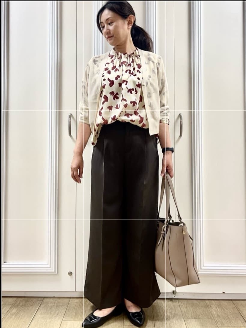 KAOさんの「Reflect｜【ジャケットのインナーにおすすめ◎】花柄タックデザインブブラウス」を使ったコーディネート