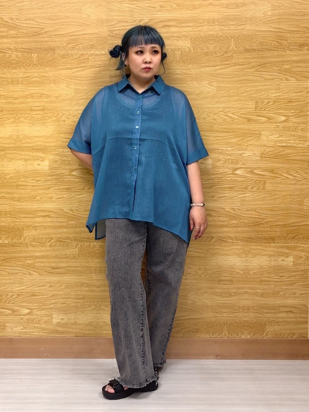 ぁむさんの「SHOO･LA･RUE｜大人のシアー感 ラメが華やかな楊柳ポンチョシャツ」を使ったコーディネート