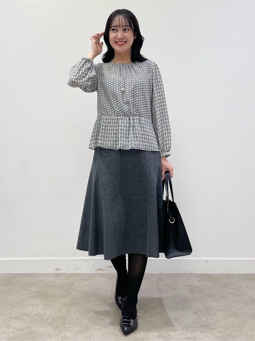 yukariさんの「Reflect｜【きちんと見え／セットアップ可／通勤におすすめ◎】ペプラムプリントブラウス」を使ったコーディネート