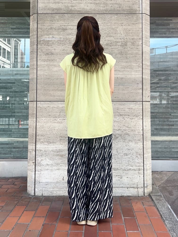 AIRIさんの「SHOO･LA･RUE｜【S-LL/洗濯後しわになりにくい】上品にきれい見え スラブギャザーブラウス」を使ったコーディネート