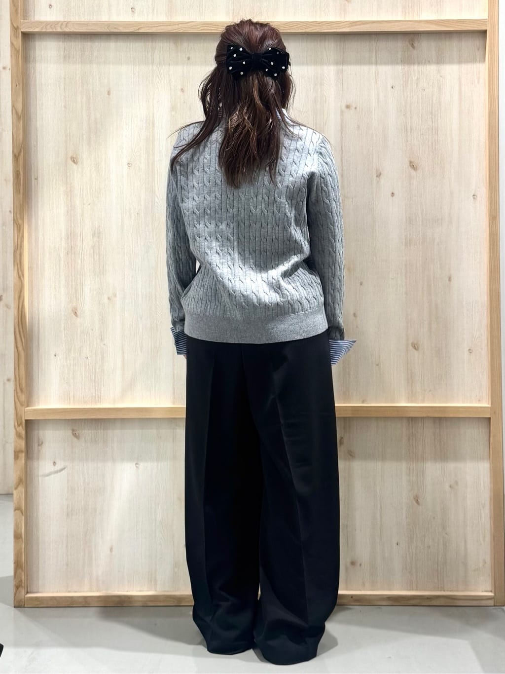 nanaさんの「THE SHOP TK｜【着るだけでコーデ完成】シャツレイヤード風 ケーブルニット」を使ったコーディネート
