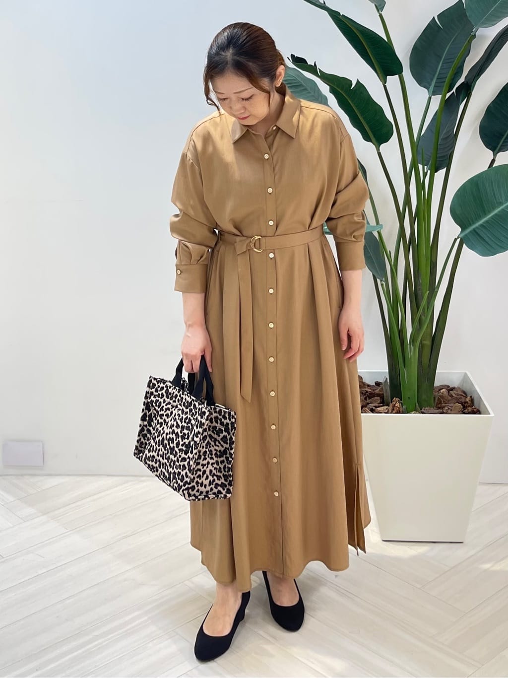 Tomoさんの「UNTITLED｜【前開きボタン/ベルト付/羽織シャツ/】2WAYトレンチ風ワンピース」を使ったコーディネート