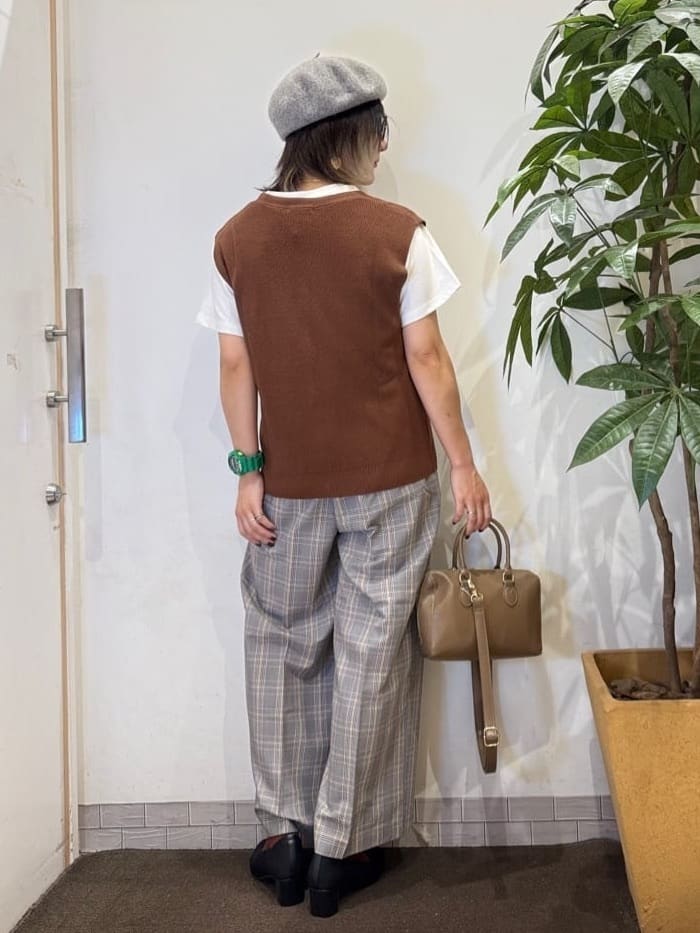 misakiさんの「SHOO･LA･RUE｜【S-LL】ゴールドボタンが上品 大人のニットベスト」を使ったコーディネート
