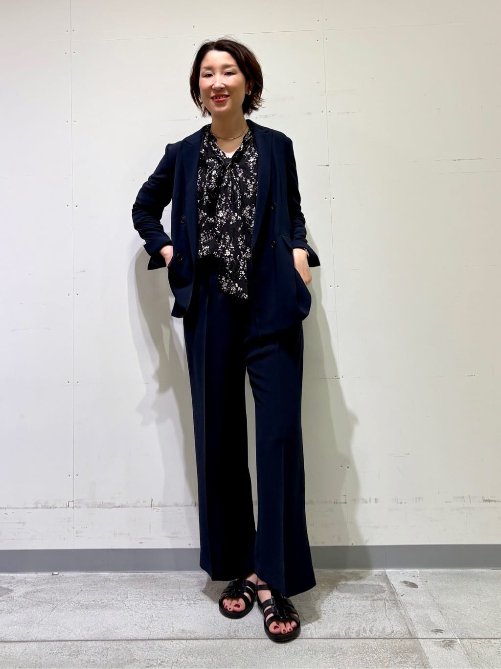 yuriさんの「INDIVI｜【モノトーン小花柄／シャーリング素材】ボリューム袖エアリーブラウス」を使ったコーディネート
