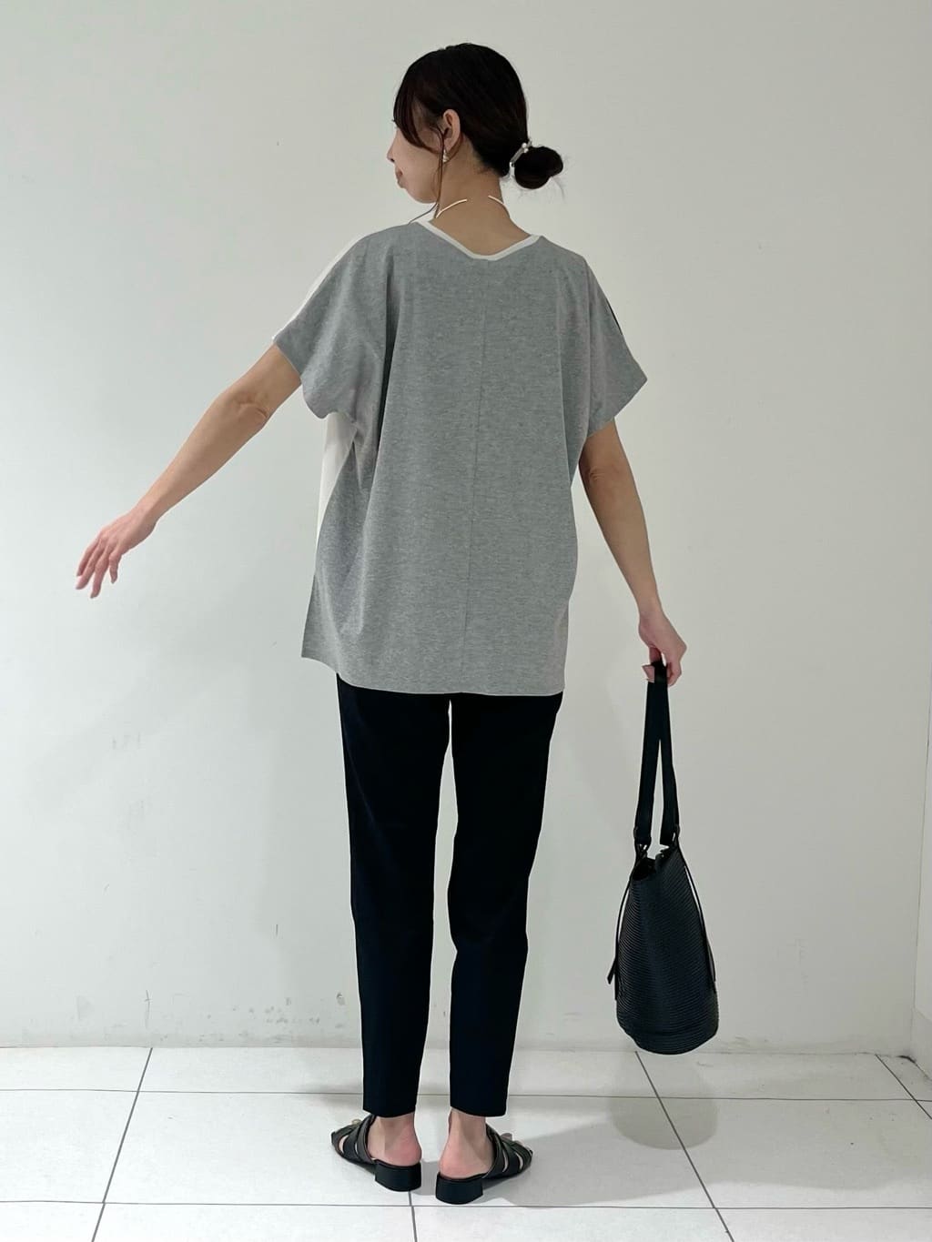 shioriさんの「INDIVI｜【洗える／汗ジミ防止】バイカラー＆アシメヘム Tシャツ」を使ったコーディネート