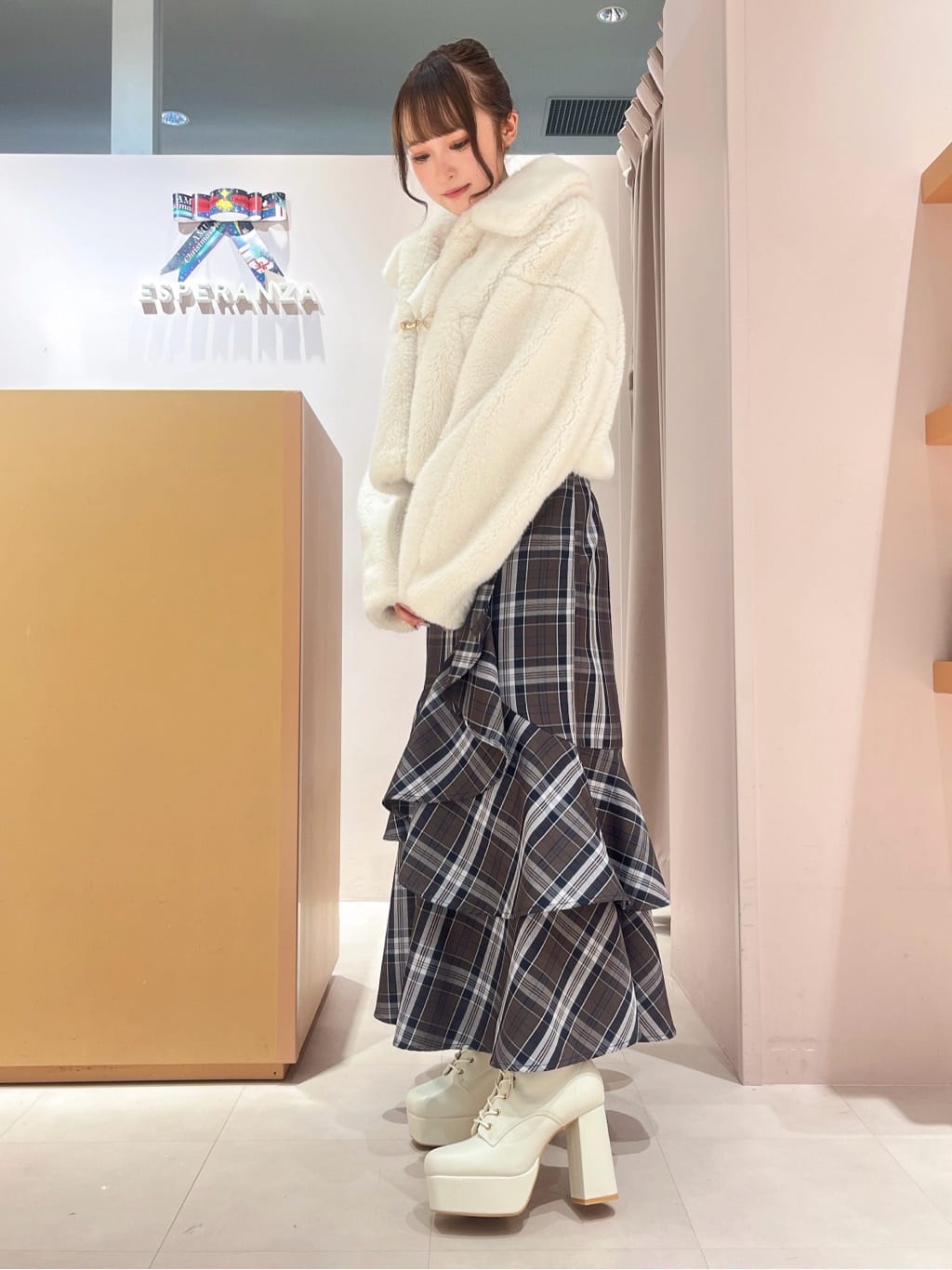 このかさんの「ESPERANZA｜【ラク盛り／ショートブーツ】リピーター続出／脚長美脚 3WAYボアレースアップショートブーツ」を使ったコーディネート