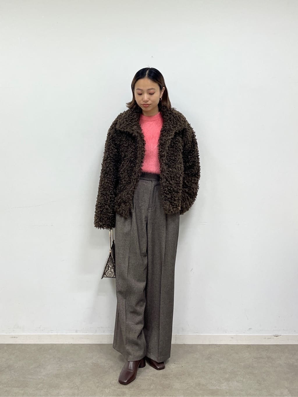 Harukaさんの「INDIVI｜ドロップショルダーシャギーニット」を使ったコーディネート